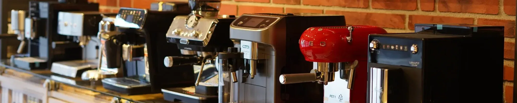 Machines à café expresso et à capsules exposées en boutique