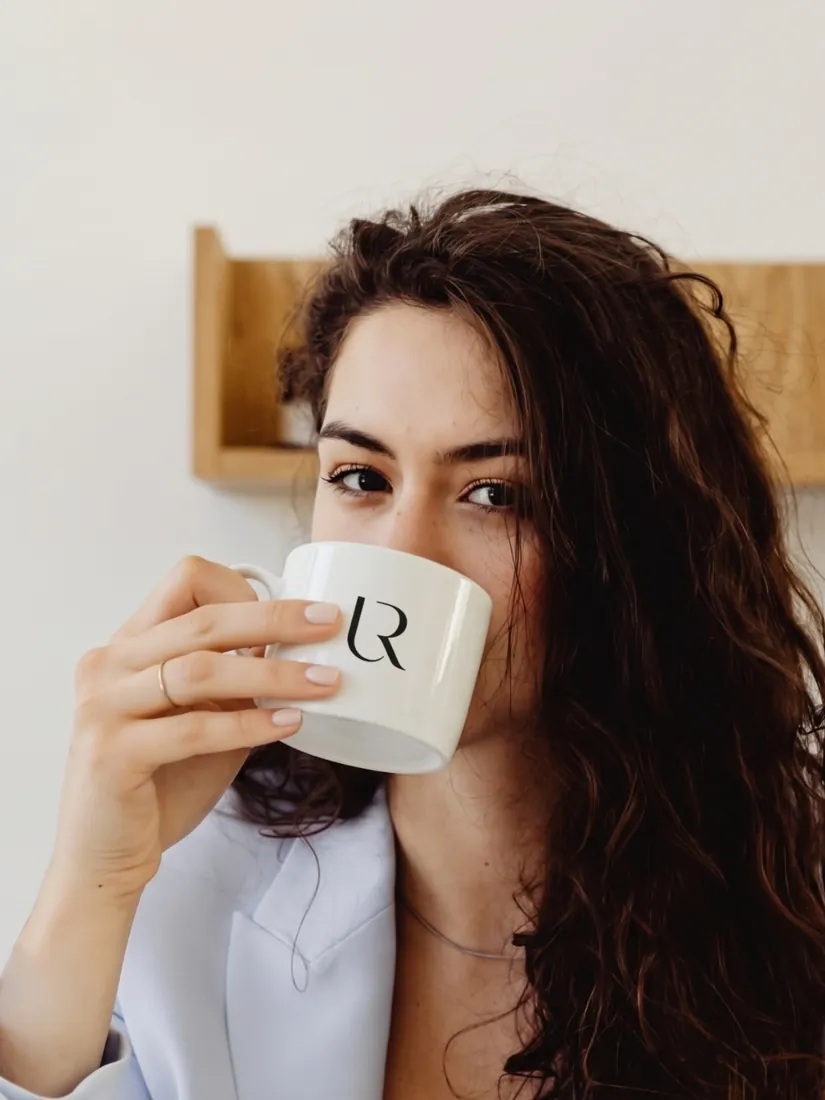 Jeune femme buvant son café dans une tasse URPRESSO
