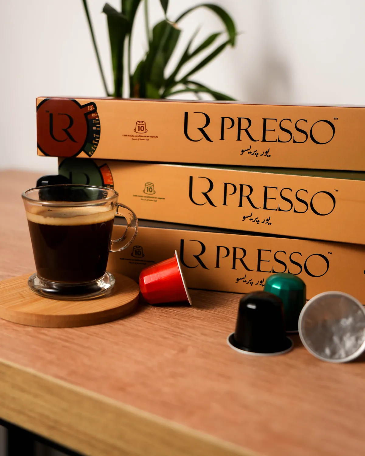 Les trois étuis URPRESSO PURE, ORIGIN et FORGE avec un espresso