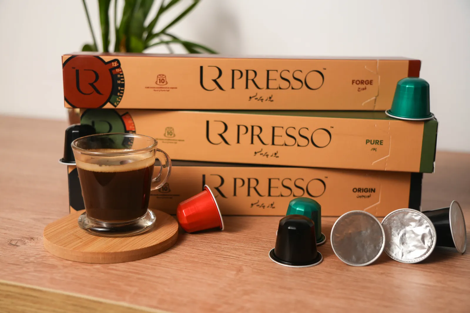 Les trois étuis URPRESSO empilés, capsules et espresso